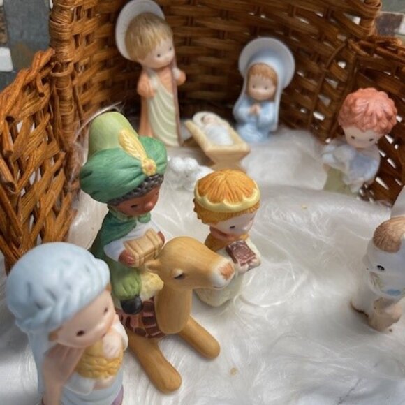 HALLMARK Nativity - Vintage 1981/1982 Collectors set. MINT CONDITION - Picture 2 of 5